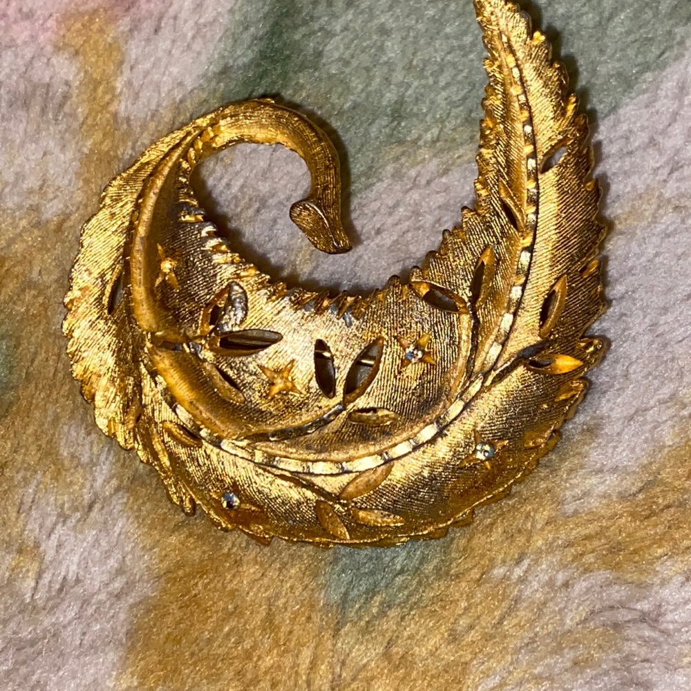 Vintage gold tone brooch (AL)